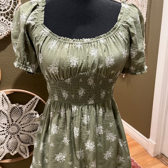 Heperus Green Floral Smocked Puff Sleeve Mini Dress – Size M - Picture 5 of 13